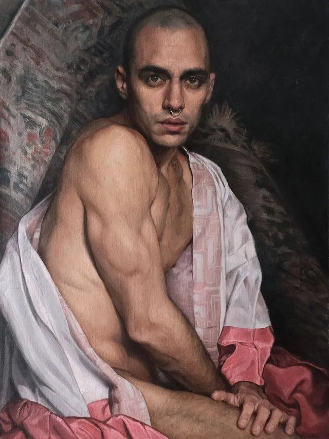 Retrato de Alessando Tomassetti de hombre sentando medio desnudo con un aire de la mística budista