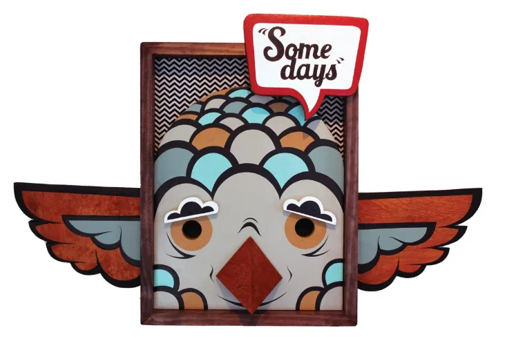 Ilustración de ave estilizada con alas tridimensionales, fondo zigzag y burbuja de texto “Some Days”
