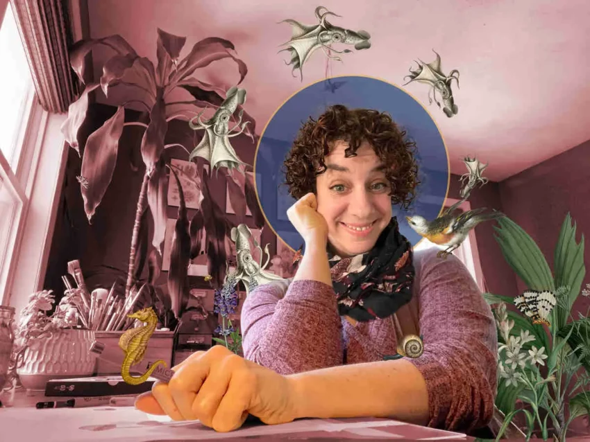 Obra de Amy Salomone: retrato en escritorio con ilustraciones marinas, pájaro en el hombro y halo gráfico sobre fondo rosa.