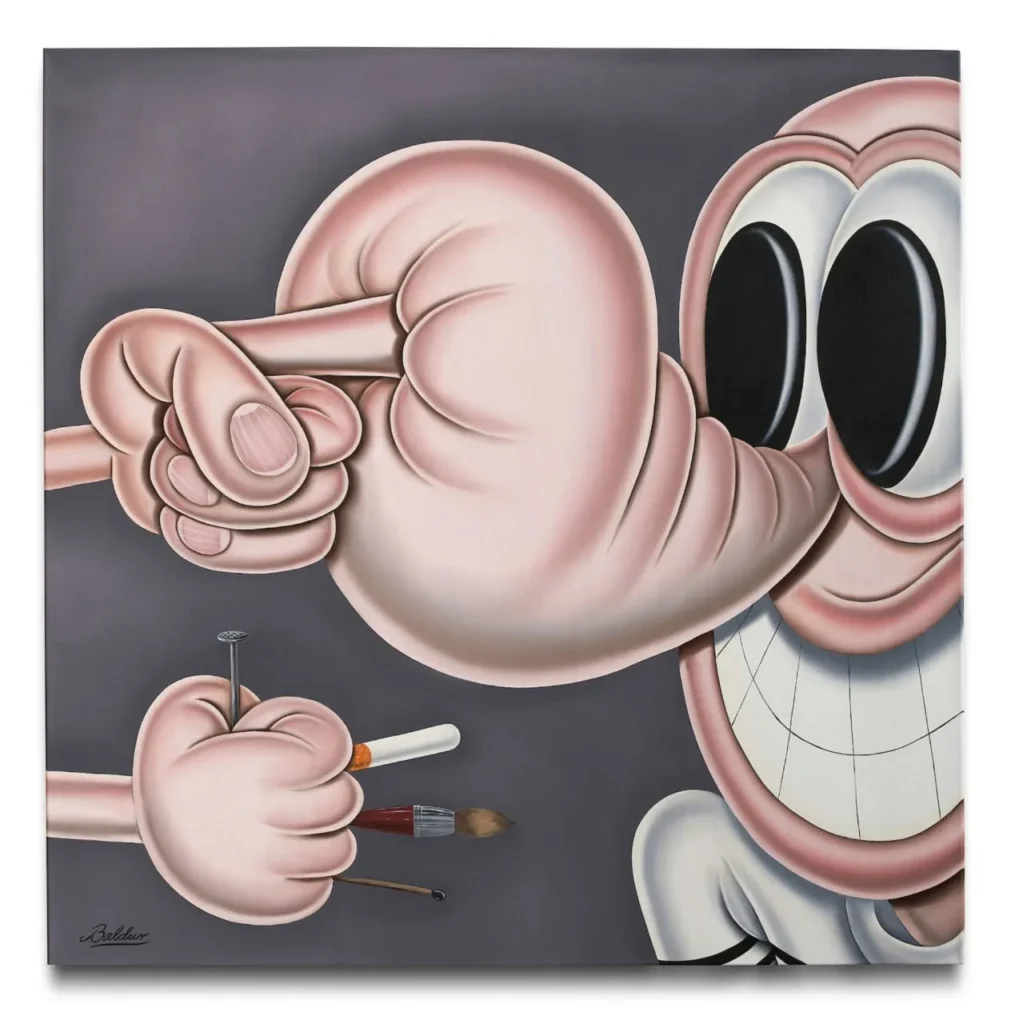 Figura surrealista con manos bulbosas manipulando un rostro sonriente de ojos exagerados, acompañada de herramientas como pincel, clavo y bastoncillo, sobre fondo gris oscuro.