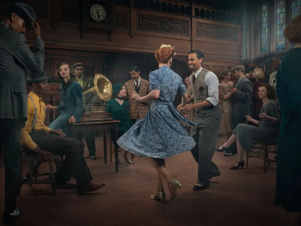 Pareja bailando en salón vintage con gramófono y público vestido de época

