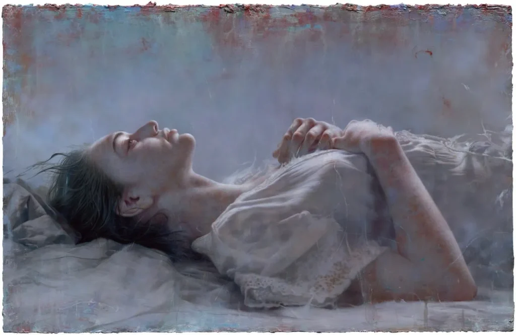 Retrato de mujer tumbada en una cama donde predomina el color blanco de Lo Chan Peng