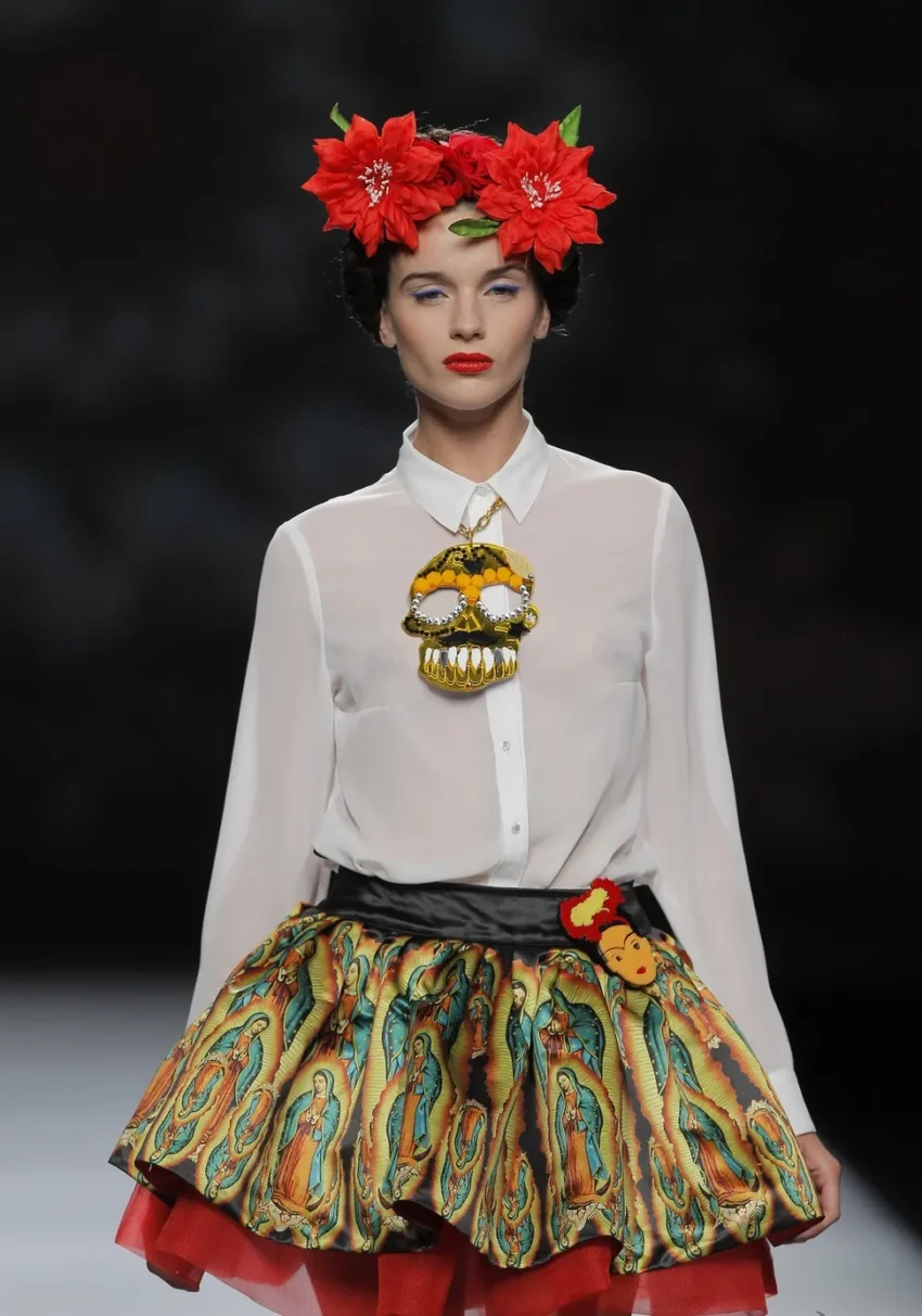 La diseñadora Maya Hansen y su colección “Skully Tulum”, inspirada en Frida Kahlo y el Día de Muertos.
