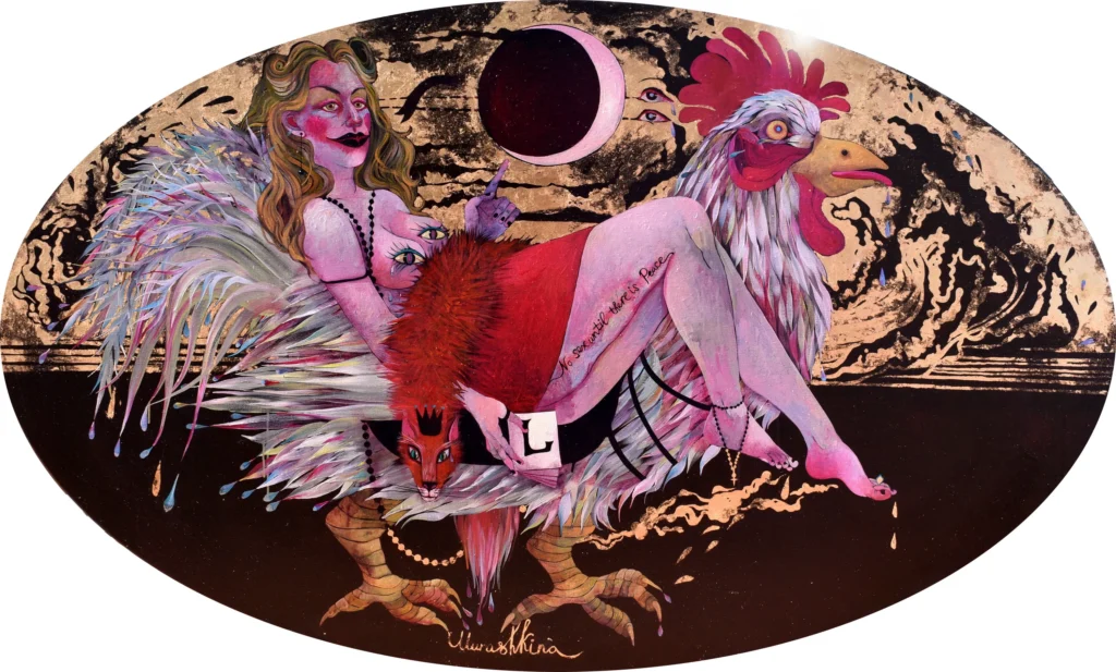 Mujer surrealista recostada sobre un gallo con piernas humanas, acompañada por un zorro y envuelta en un fondo dorado y oscuro con luna creciente.
