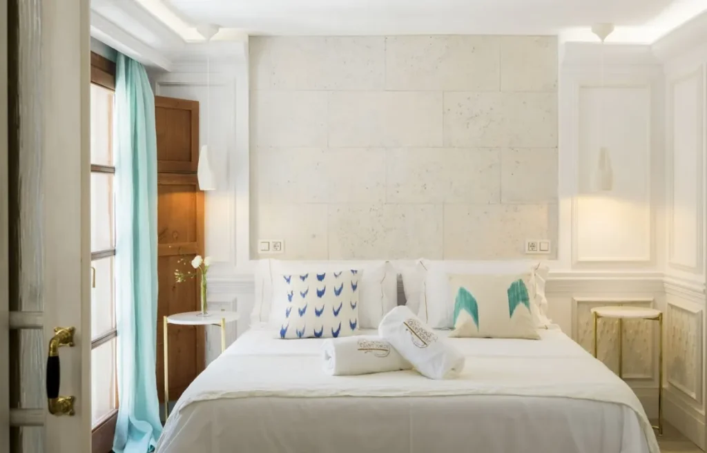Este alojamiento está formado por un conjunto de casas del siglo XVII restauradas y decoradas al más puro estilo mallorquín que cuentan con todas las comodidades y facilidades para convertirse en el mejor hogar para tus vacaciones en la mayor y más cautivadora isla del archipiélago balear, Mallorca.