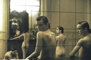 Retrato melancólico de una modelo en blanco y negro, estilo característico de Deborah Turbeville