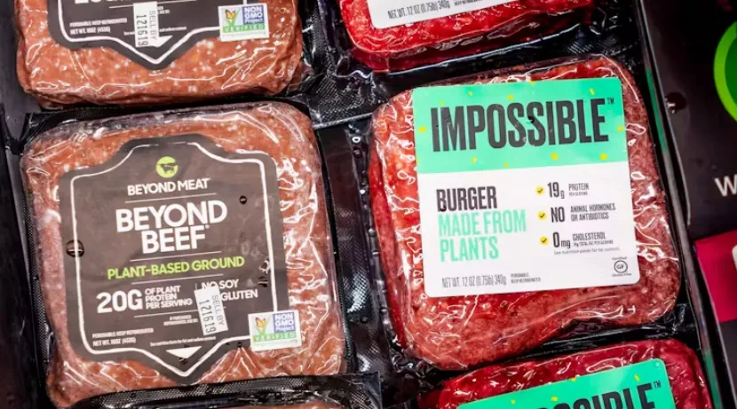 Hamburguesa vegetal gourmet sobre envoltorio ilustrado, símbolo de creatividad culinaria sostenible.