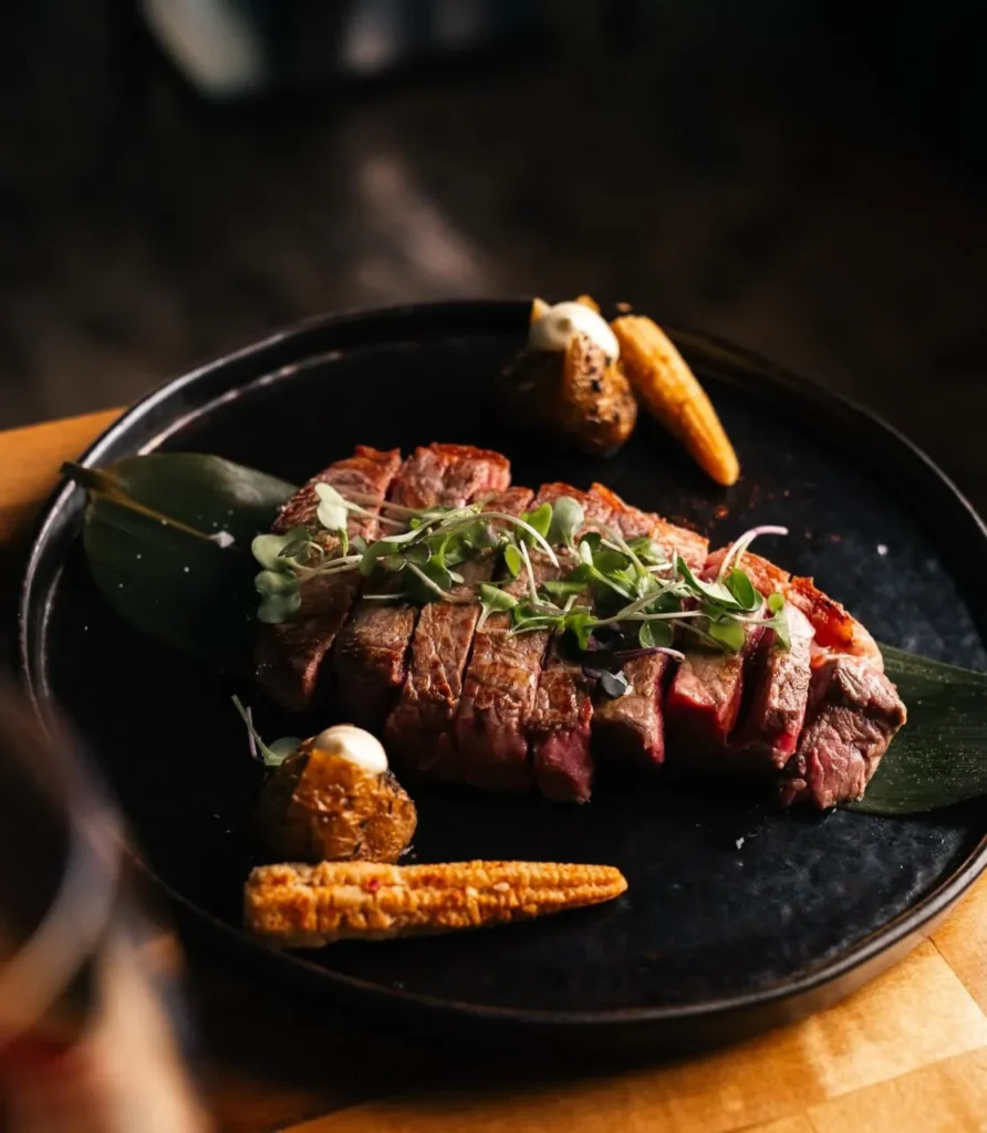 Plato gourmet con carne laminada, microgreens, zanahorias y patatas – Origen Palma
