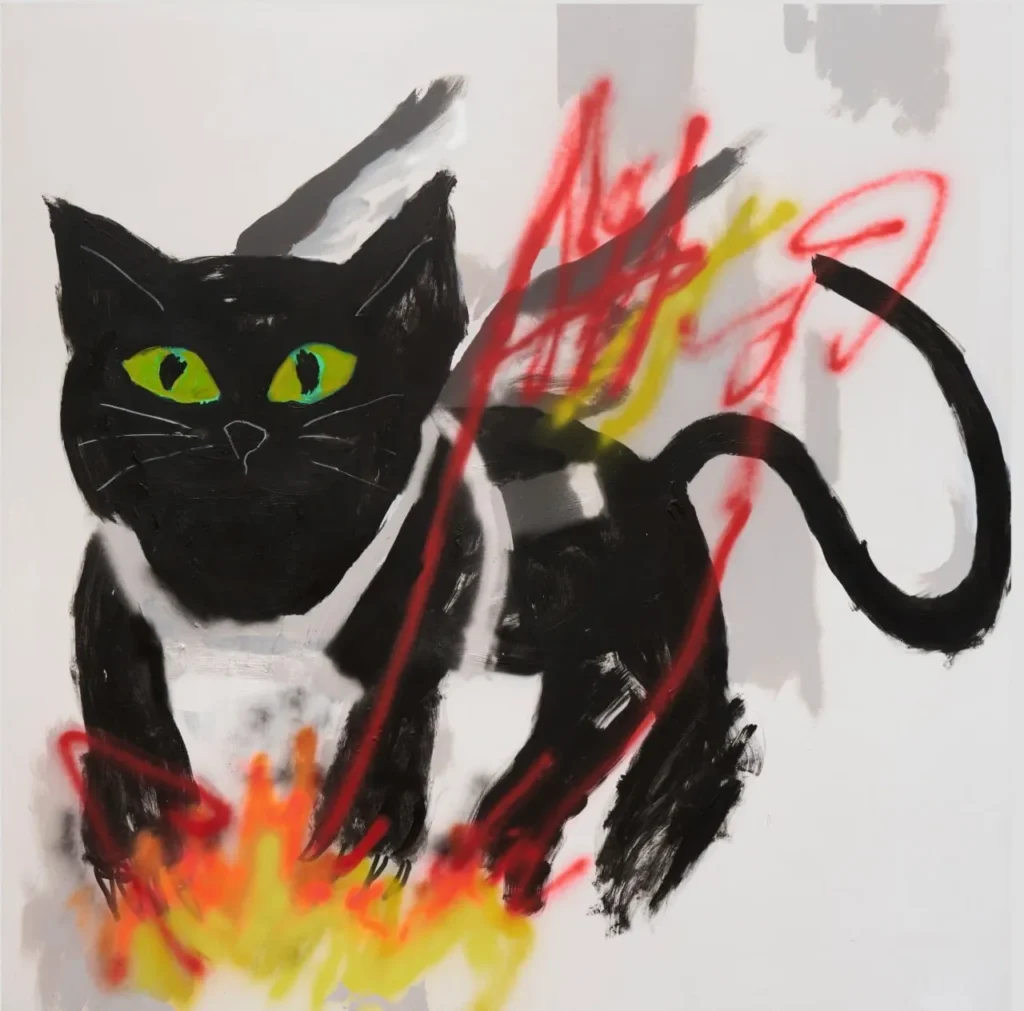 Pintura expresiva de gato negro con ojos verdes rodeado de líneas rojas y fondo blanco con efectos de fuego