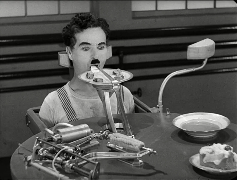 Charlie Chaplin siendo alimentado por una máquina automatizada en Modern Times.