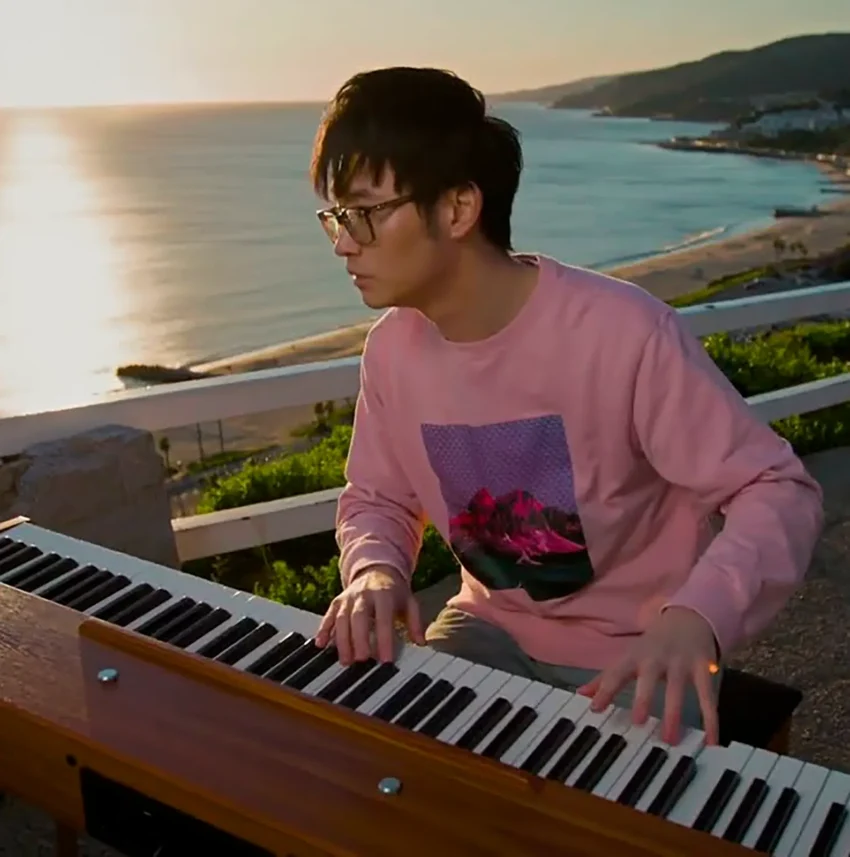 La imagen muestra al pianista Tony Ann. Aunque Tony Ann puede estar limitado a la música sin palabras, utiliza con éxito las ochenta y ocho teclas en su beneficio con composiciones originales llenas de emoción, técnica y variedad.