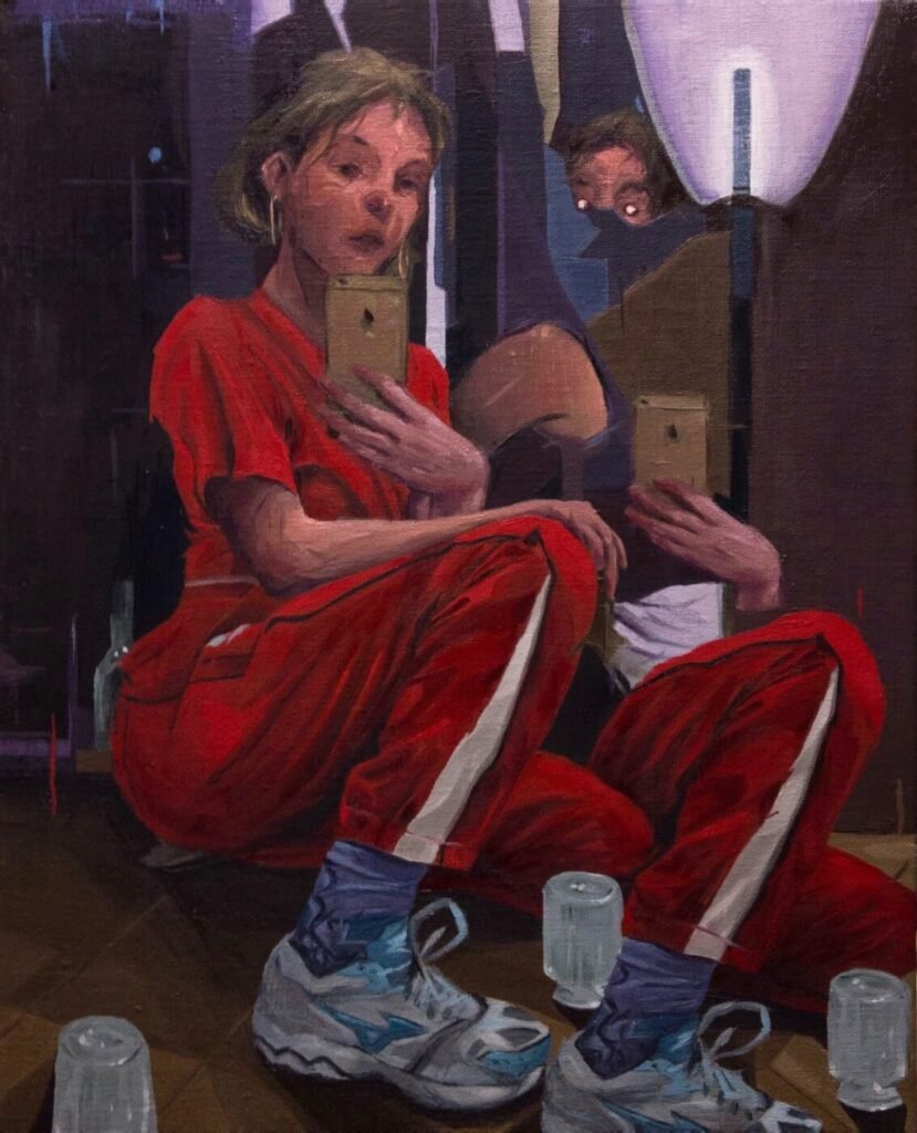 Retrato de Seppe De Meyere a una chica con chándal rojo haciéndose selfie con el smartphone