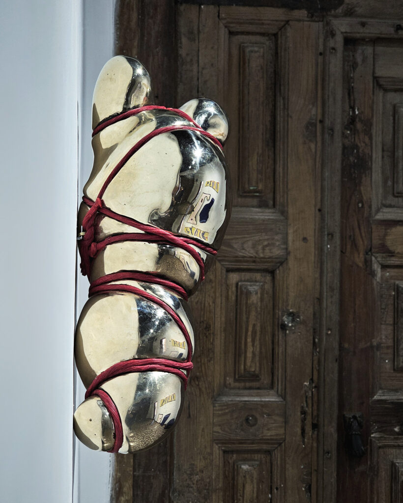 La escultura Kakia, 2024 que podría parecer a un cuerpo bondage, una práctica estético-erótica