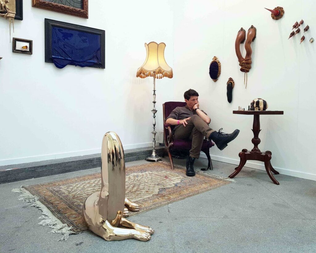 La escultura del perro de Carlos Nicanor, figura culturalmente vinculada a la lealtad y la domesticación, aparece fusionado con un símbolo cuya presencia suele ser reprimida o codificada socialmente.