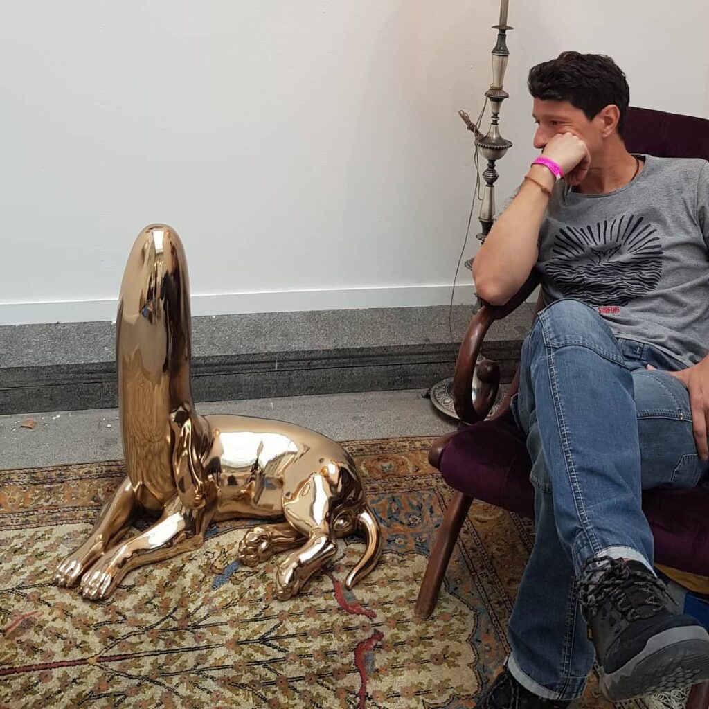 La escultura del perro de Carlos Nicanor, figura culturalmente vinculada a la lealtad y la domesticación, aparece fusionado con un símbolo cuya presencia suele ser reprimida o codificada socialmente.