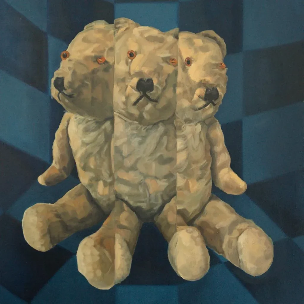 Pintura contemporánea de un osito peluche triplicado de color valido a fondo azul de Elizabeth Saskia Langley