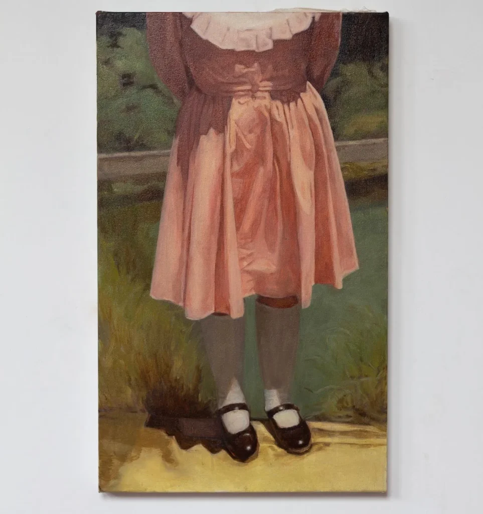 En esta pintura aparece una niña sin rostro, con un vestido de color rosa-cremoso, calcetines blancos hasta la rodilla y sandalias negras de la artista Elizabeth Saskia Langley