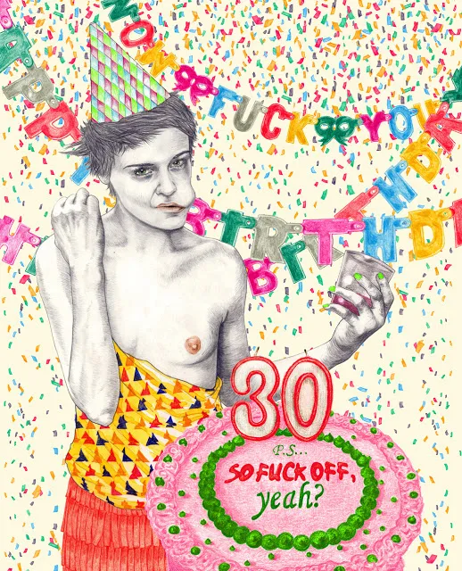 Persona con gorro de cumpleaños se toma una selfie frente a una tarta rosa con mensaje provocador, rodeada de confeti y una pancarta distorsionada.