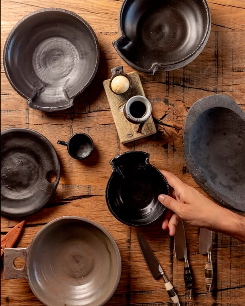 La vajilla o alfarería canaria tradicional, El barro utilizado en Gran Canaria tiene su origen en materiales volcánicos, por eso las arcillas locales son distintas a las que se emplean en el Continente Europeo, que tienen origen sedimentario.