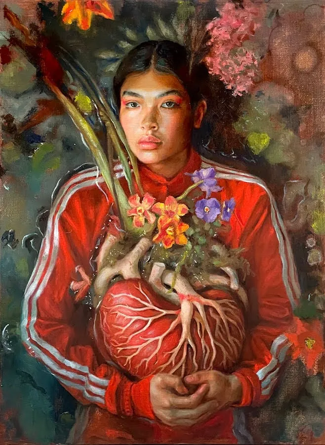 Figura con chaqueta roja sostiene un corazón humano del que brotan flores y tallos; fondo oscuro con patrones orgánicos.