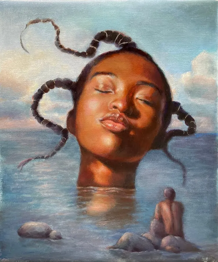 Pintura surrealista de un rostro sereno con ojos cerrados emergiendo del agua, con cabello trenzado extendido; una figura pequeña lo contempla desde unas rocas bajo un cielo cálido y nublado.