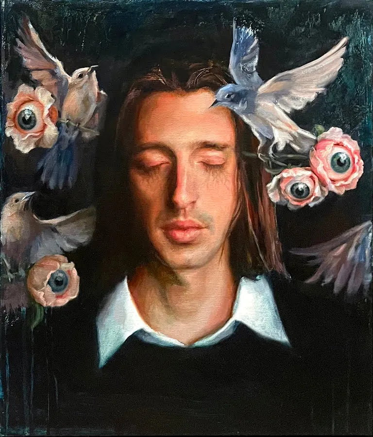 Retrato surrealista de una figura con ojos cerrados, rodeada por aves en vuelo y rosas con ojos humanos en su centro; fondo oscuro que acentúa el contraste entre lo natural y lo simbólico.