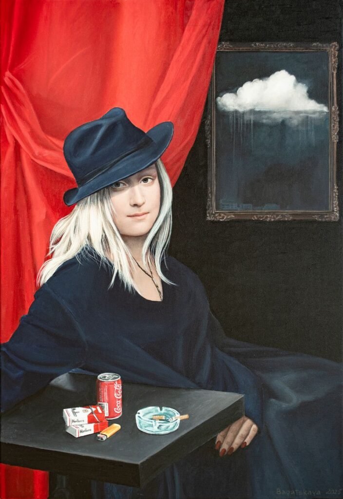 En la obra de Nataliya Bagatskaya se observa una mujer rubilla con sombrero negro sentada en la mesa de una habitación con una coca-cola y tabaco