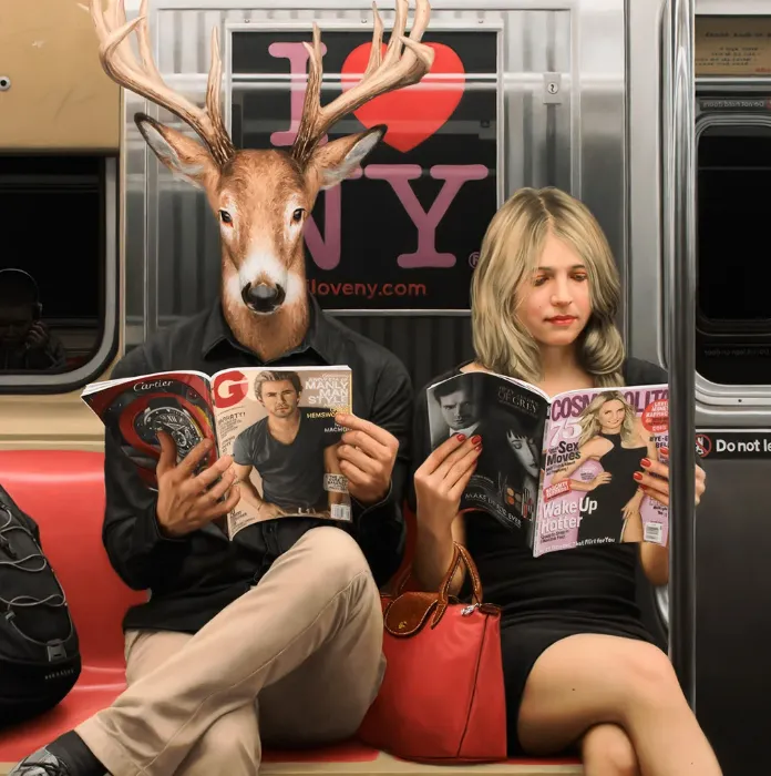 Obra de Matthew Grabelsky: figura con máscara de ciervo leyendo GQ junto a mujer con bolso rojo leyendo Cosmopolitan en el metro de Nueva York