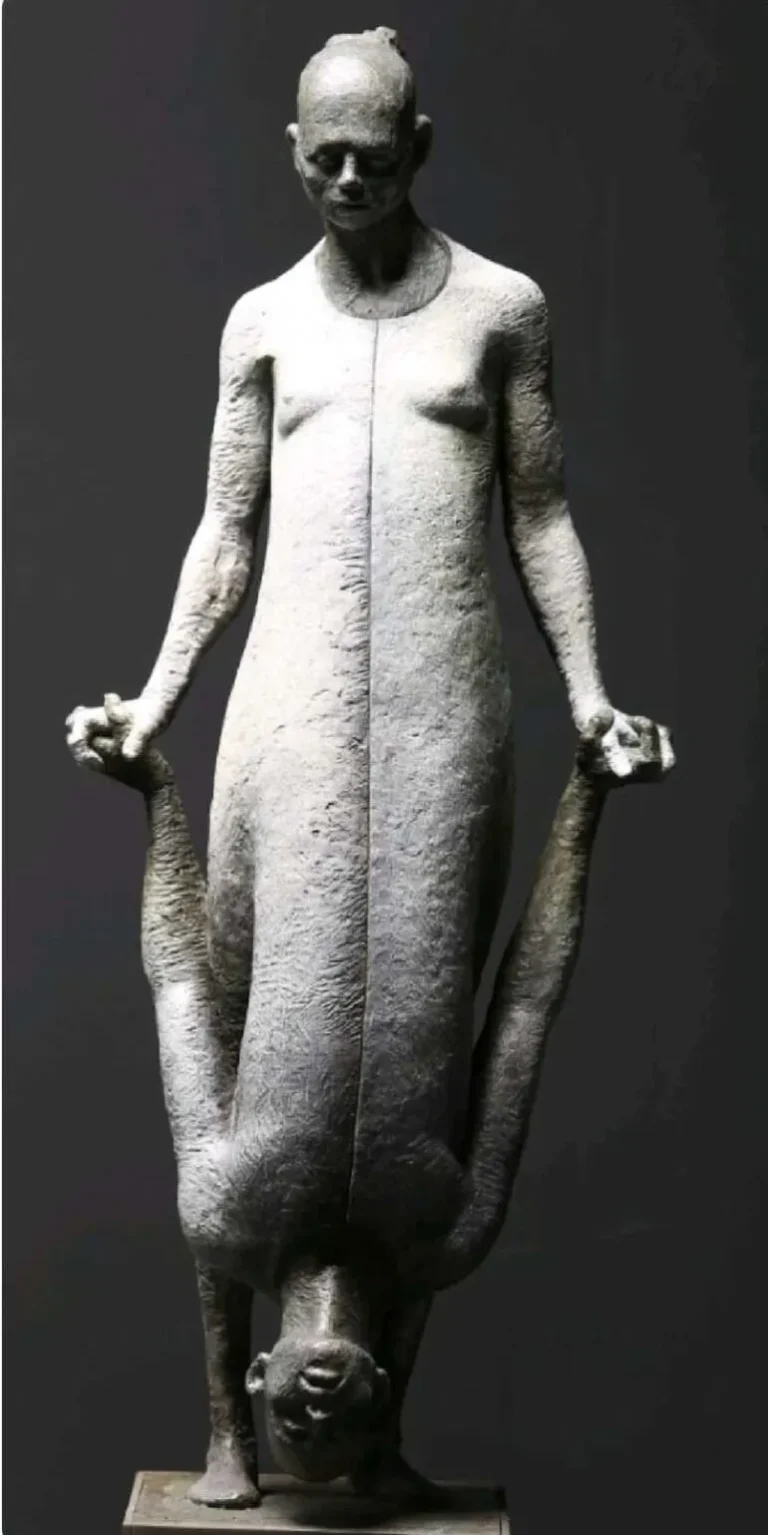 Escultura de dos figuras humanas conectadas en posición invertida, obra de Max Leiva