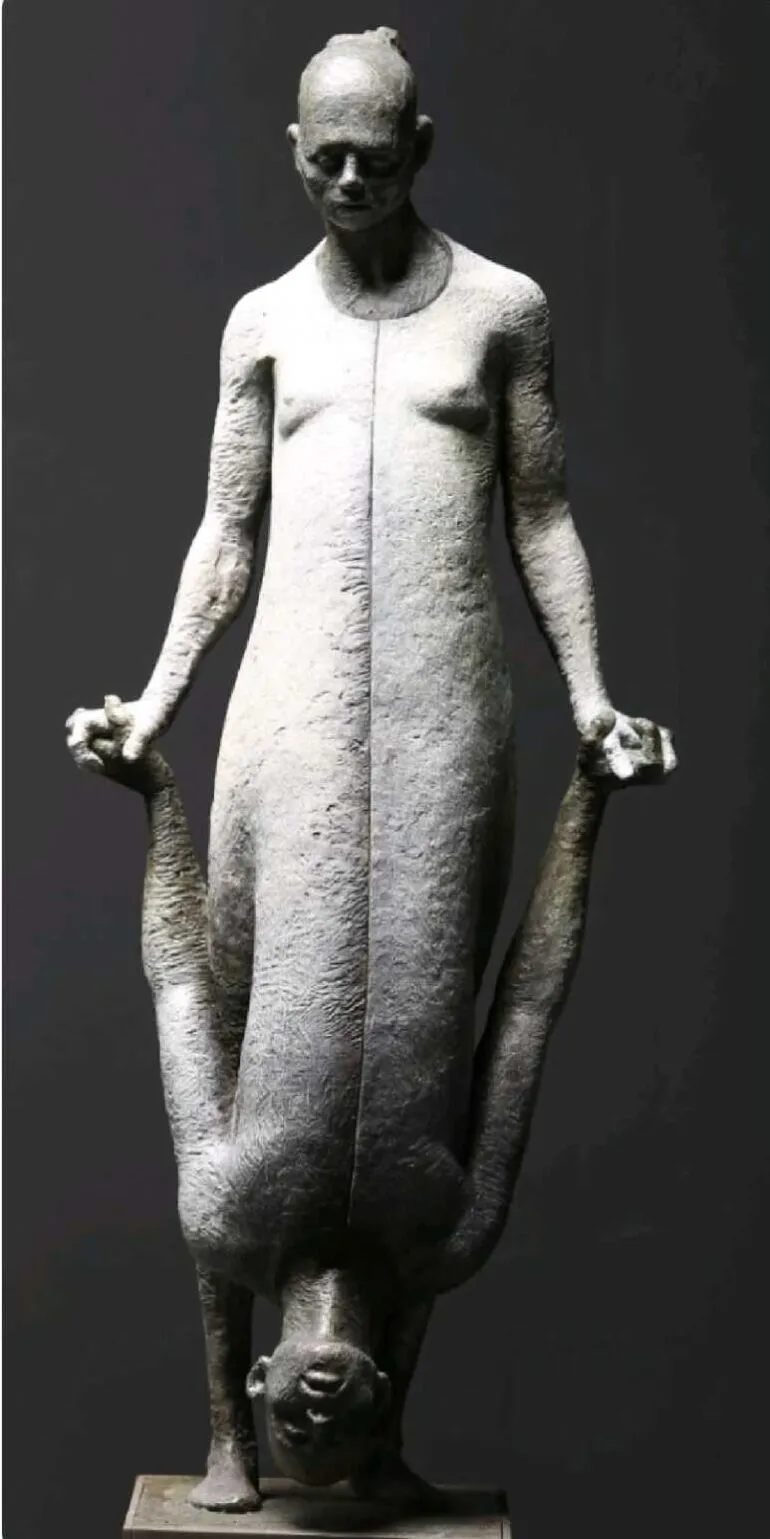 Escultura de dos figuras humanas conectadas en posición invertida, obra de Max Leiva