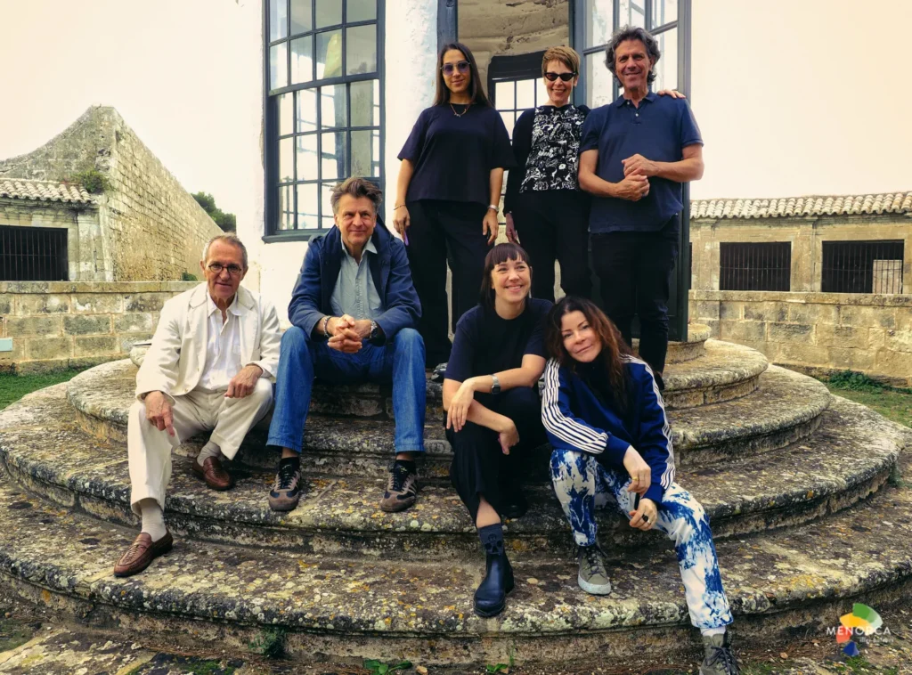 Grupo de participantes posando frente a una estructura circular de piedra en el Lazareto de Maó durante Quarantine 2025.