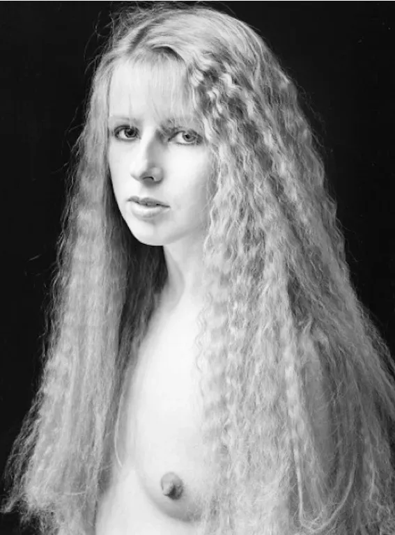 Desnudo femenino flotando en charca oscura, serie Girls at Bull’s Pond de Tuija Lindström