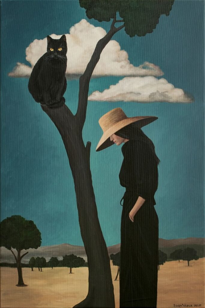 En la obra de Nataliya Bagatskaya aparece una mujer en perfil vestida en negro con sombrero paja frente a un árbol en el cual se ve un gato negro