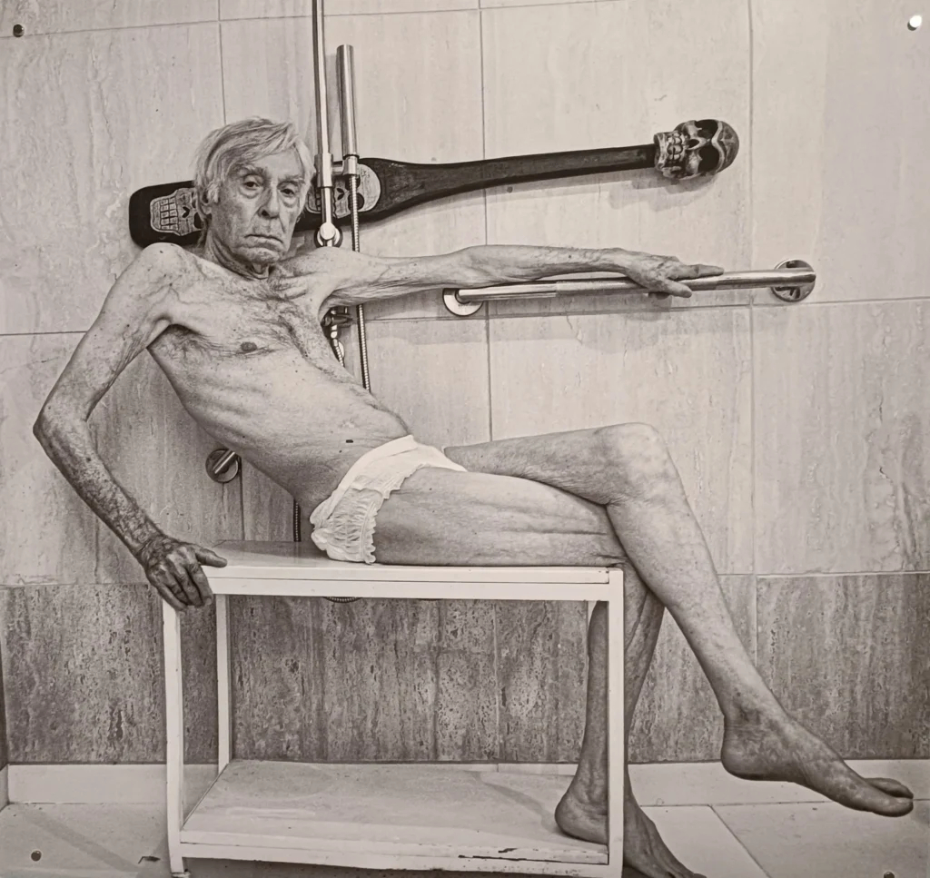 Pepe Dámaso ha utilizado su arte como medio para abordar temas sociales y políticos, haciendo declaraciones a través de sus obras sobre cuestiones como la libertad y la justicia. "Soy homosexual y desde muy joven me defendió mucho la cultura y el arte. 