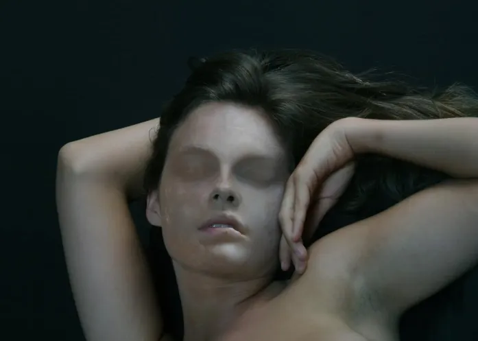 Figura acostada con rostro digitalmente alterado, obra conceptual de Victoria Diehl.