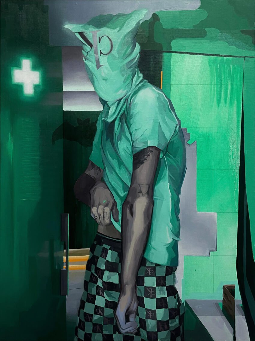 Hombre retratado en tonos verdes con una bolsa verde de plástico en la cabeza