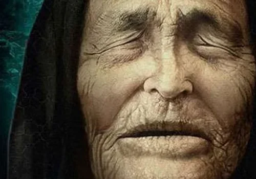 Primer plano de Baba Vanga con ojos cerrados, rostro arrugado y capucha oscura, fondo texturizado.
