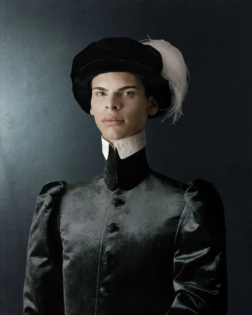 Retrato estilizado con sombrero de ala ancha, pluma blanca y vestimenta oscura de inspiración renacentista