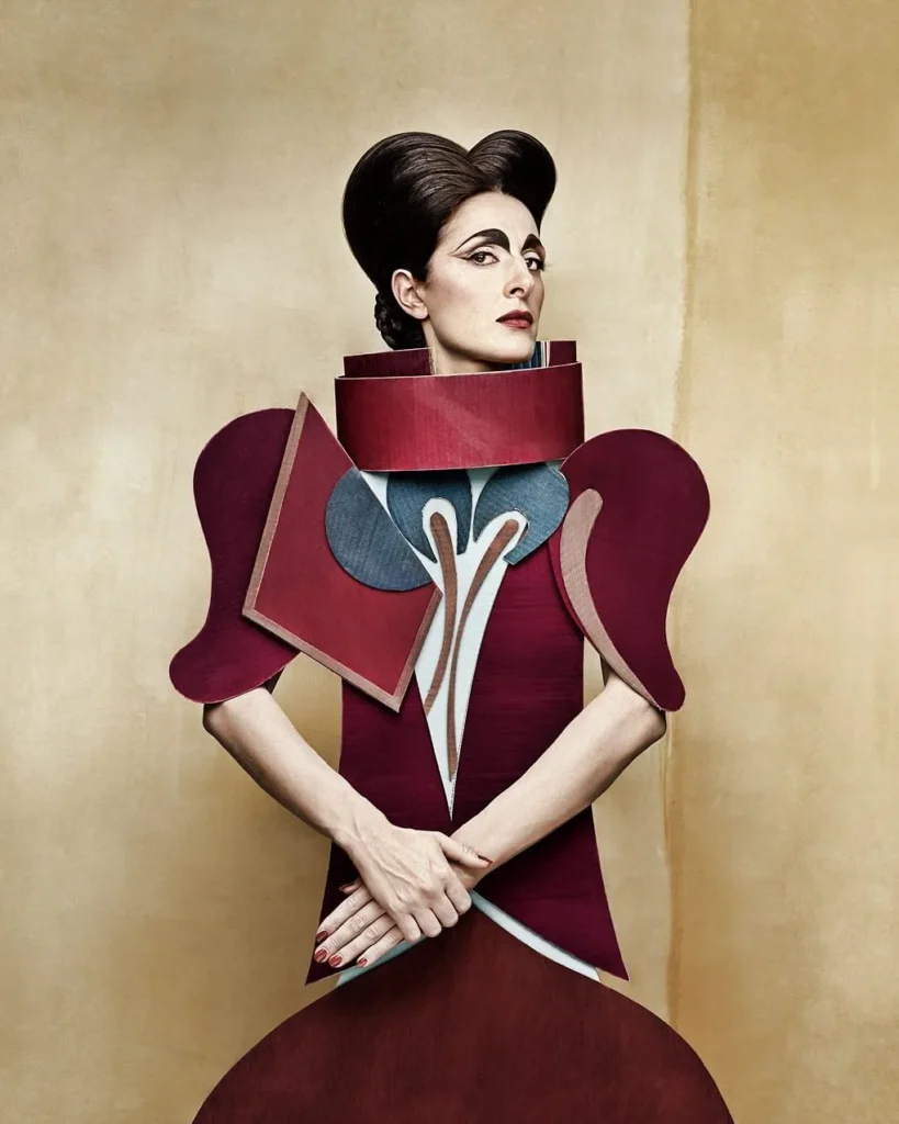 Retrato estilizado con vestimenta geométrica en burdeos y azul, peinado voluminoso y fondo beige