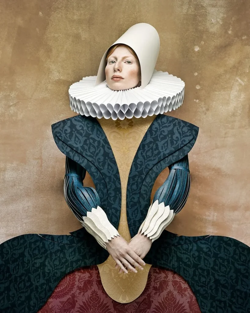 Retrato estilizado con vestimenta renacentista, cuello blanco plisado, tocado cónico y fondo sepia