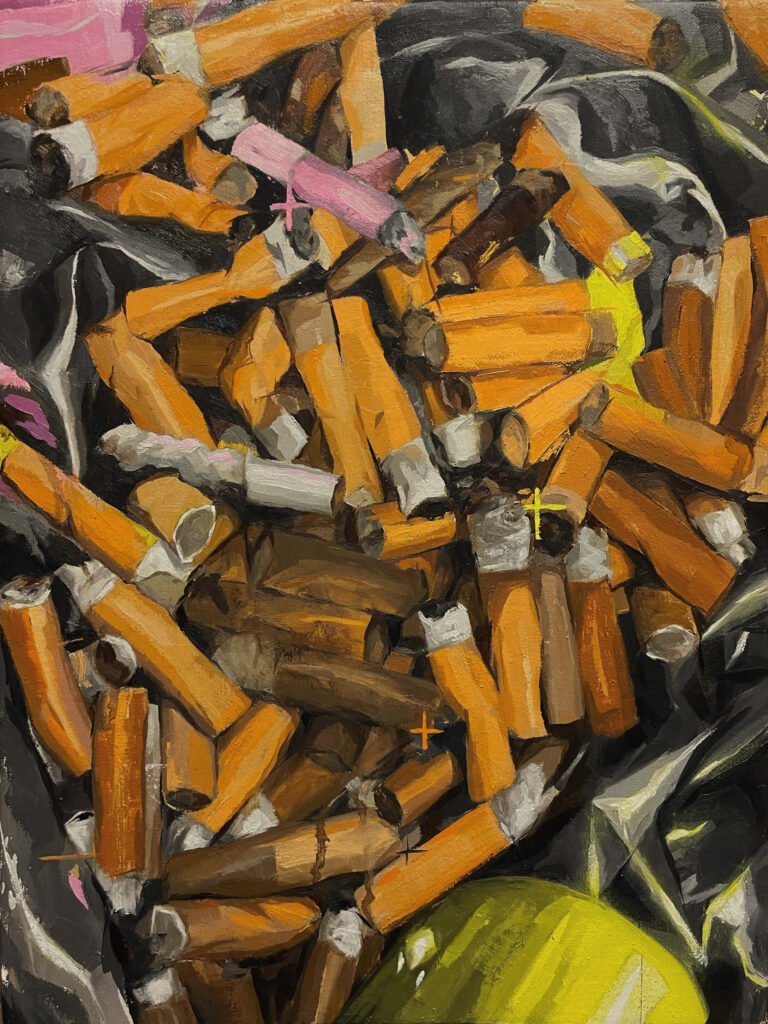 La obra de Seppe de Meyere detalla un montón de colillas