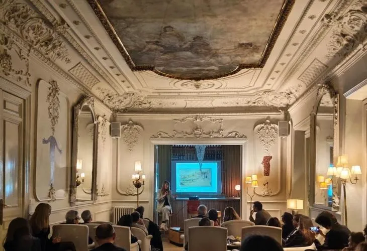Presentación de Casa Planas como fundación en el Club Matador de Madrid, con público atento y proyección visual en sala decorada con molduras clásicas.