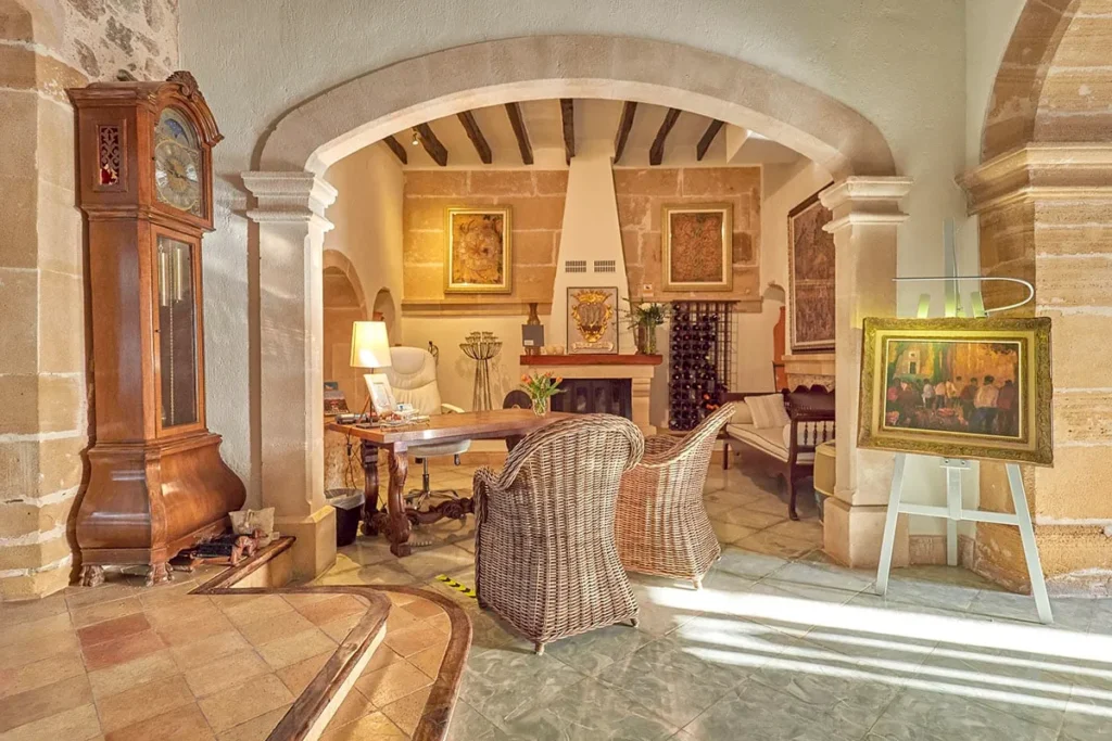 Salón rústico y artístico en Son Sant Jordi, con decoración tradicional mallorquina y detalles históricos.