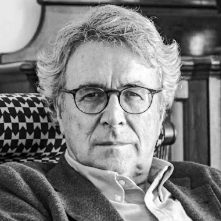 Retrato en blanco y negro de Andrés Trapiello, pensador español, con gafas y expresión reflexiva.