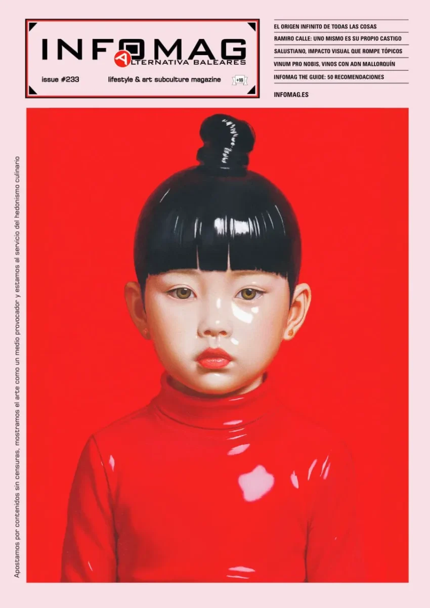 Retrato estilizado de niña con moño alto y traje rojo brillante sobre fondo rojo intenso