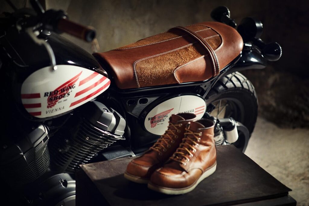 Red Wing es una marca estadounidense de botas que se ha convertido en un auténtico referente mundial por su calidad, durabilidad y estilo atemporal.