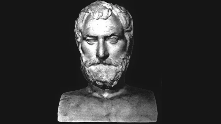 En la imagen aparece Anaximandro que fue un filósofo y geógrafo de la Antigua Grecia. Discípulo y continuador de Tales, además compañero y maestro de Anaxímenes, consideró que el principio de todas las cosas era lo ápeiron.
