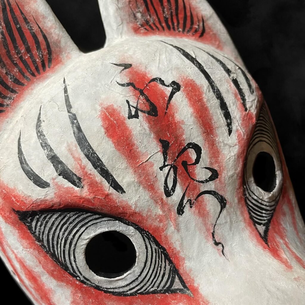 El arte de Asagi Yaenaga se despliega como un territorio de silencios, gestos mínimos y tensiones contenidas, donde la tradición dialoga con una sensibilidad profundamente contemporánea.