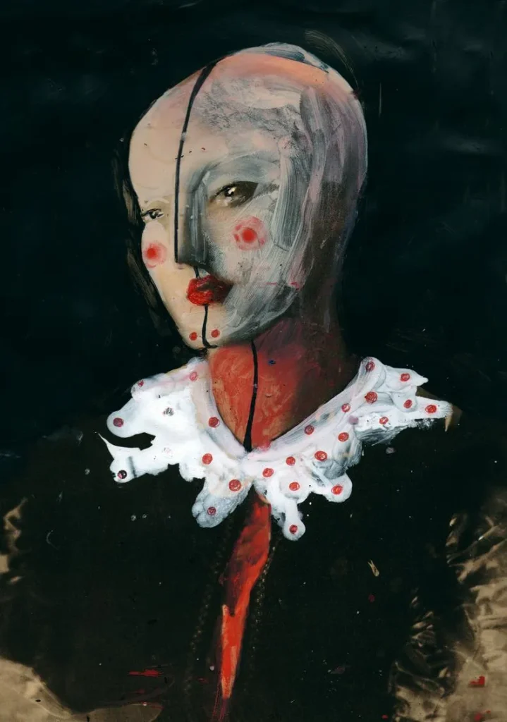 Soboleva utiliza la imagen encontrada, como si en la memoria ajena pudiera rastrear ecos de la propia. Sus collages y pinturas transforman lo ordinario en algo inquietante, como si cada fotografía escondiera un relato nunca contado.