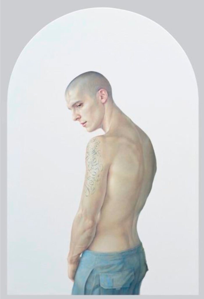 El desnudo masculino recuerda la pintura clásica, pero se ve interrumpido por un objeto banal y colorido, lo que genera un choque conceptual.